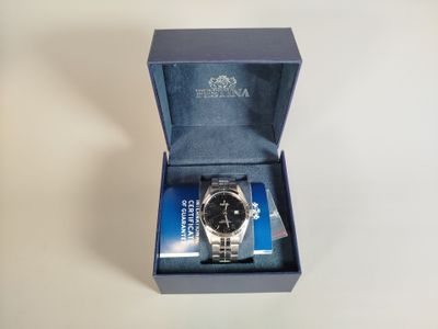 une photo d'une montre dans un coffret contenant une carte