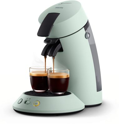 gros plan d'une cafetière avec deux tasses de café