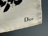 une photo en noir et blanc d'un sac sur lequel figure le mot « Dior »