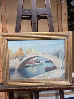 une peinture représentant un pont au-dessus d'une étendue d'eau