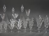 un grand nombre de verres à vin posés sur une table