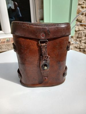 un sac en cuir marron posé sur une table blanche
