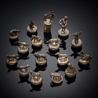 un assortiment de figurines en bronze de différentes tailles et formes