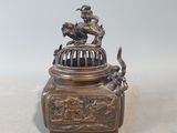 une image représentant une statue en bronze d'un oiseau posée sur une boîte