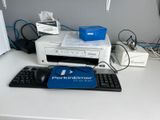 un clavier, une souris et une imprimante posés sur un bureau