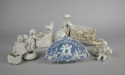 de nombreuses figurines posées sur une table