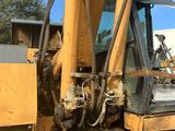 un bulldozer jaune garé sur la terre battue