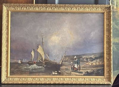 un homme qui se tient debout devant un tableau