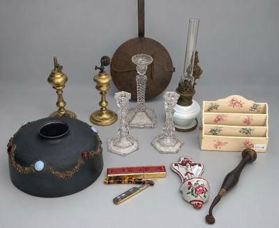 many different items that are sitting on a table