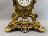 une horloge en or posée sur une table
