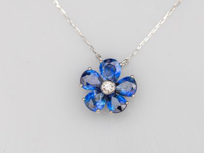 Collier en platine, à maille forçat, ornée d'une fleur centr…