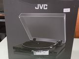 une boîte contenant un tourne-disque, posée sur une table