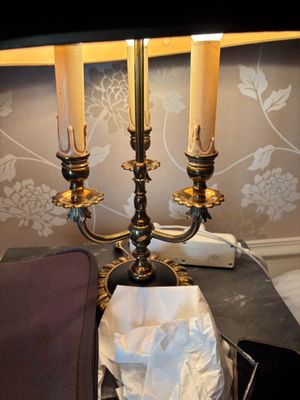 une lampe posée sur une table à côté d'un sac