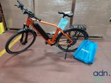 un vélo garé à côté d'un sac bleu