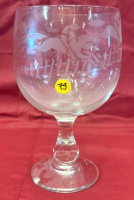 un verre sur lequel est collé un autocollant jaune