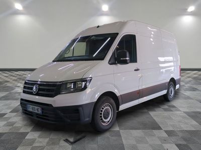 la camionnette blanche est garée sur le sol en damier d'une pièce