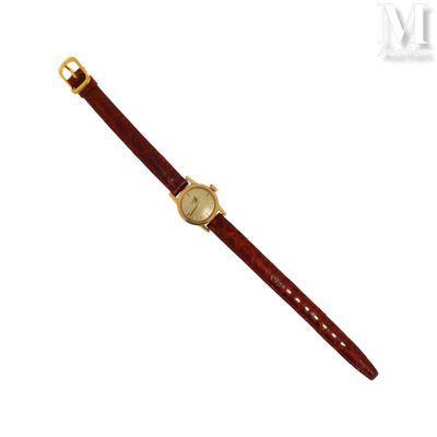 une photo d'une montre en or avec un bracelet en cuir marron