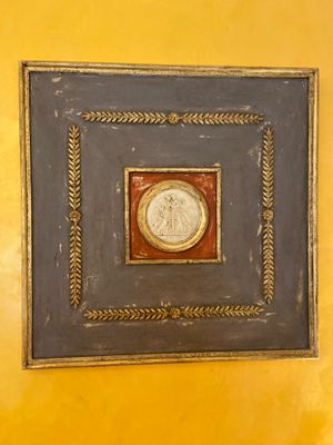 une photo d'une horloge accrochée au mur d'une pièce