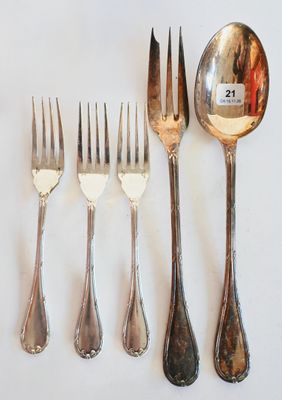 cinq fourchettes et deux cuillères sur une table blanche