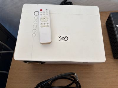 une télécommande posée sur un boîtier blanc