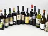 de nombreuses bouteilles de vin alignées en cercle