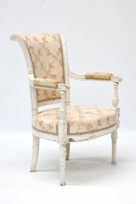 fauteuil avec assise et accoudoirs rembourrés d'un motif floral