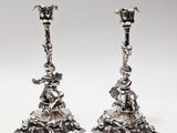 une paire de bougeoirs en argent ornés de figures