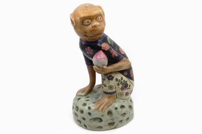 CHINE - XXe siècle Singe assis en porcelaine émaillée polych…