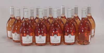 six bouteilles de vin sont alignées sur une table