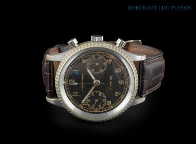 une image représentant une montre sur fond noir