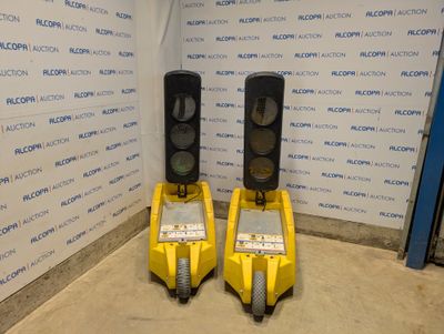 deux feux de signalisation placés l'un à côté de l'autre dans une pièce