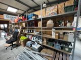 un garage avec de nombreux outils sur les étagères