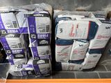 de nombreux paquets de vêtements posés dans un bac posé par terre