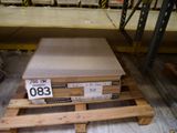 une pile de boîtes sur une palette dans un entrepôt