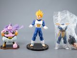 trois figurines de Gohan et Vegeta de Dragon Ball, dans des sachets en plastique