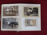un livre sur lequel figurent plein de vieilles photos