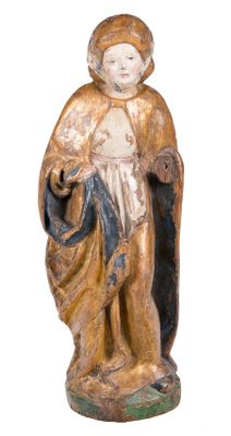 une vieille statue représentant une femme vêtue d'une robe et coiffée d'un chapeau