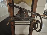 a machine that is sitting on the floor in the room
