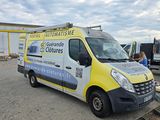une camionnette garée dans un parking