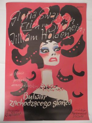 une image représentant une affiche sur laquelle figure une femme en robe noire sur fond rouge