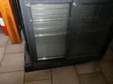 une photo d'un réfrigérateur à porte vitrée dans une cuisine