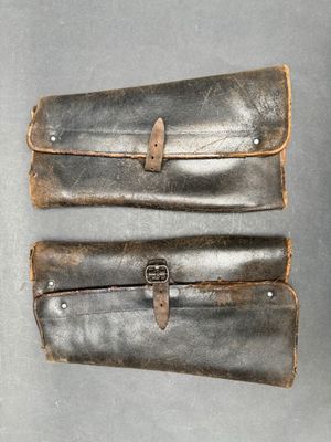 deux vieilles mallettes en cuir posées sur une table