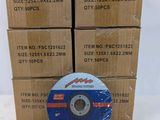 un gros plan d'un disque posé au sommet d'une pile de cartons