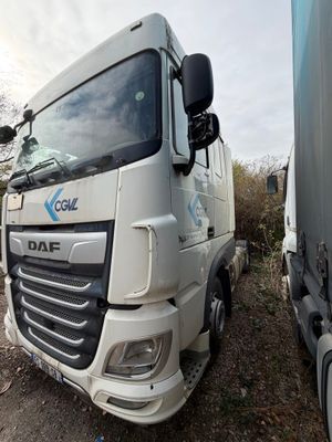 un camion blanc garé à côté d'un autre camion