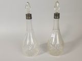 deux salières et poivrières en verre transparent sur fond blanc