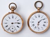 deux horloges sur lesquelles figurent des chiffres romains