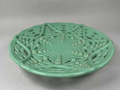 une assiette verte ornée d'un motif décoratif