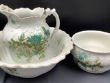 un bol et une tasse posés l'un à côté de l'autre sur une table