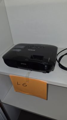 une photo d'un petit lecteur DVD portable posé sur une étagère