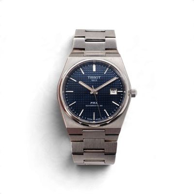 une montre en argent avec un cadran bleu sur un fond blanc